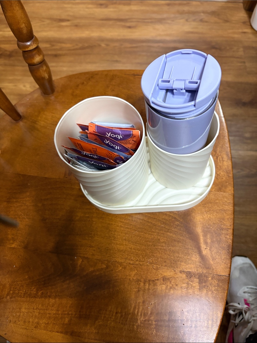 Starbucks cup with yogi tea bags in beige containers. Tea bags in container. - Picture 5 of 16